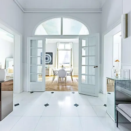 Exceptional Eiffel Tower Gem 4bed 8p In Trocadero Apartment