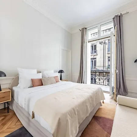Exceptional Eiffel Tower Gem 4bed 8p In Trocadero