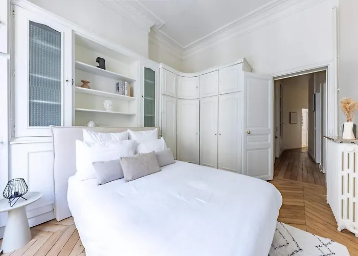 Exceptional Eiffel Tower Gem 4bed 8p In Trocadero Daire