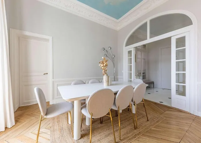 Exceptional Eiffel Tower Gem 4bed 8p In Trocadero