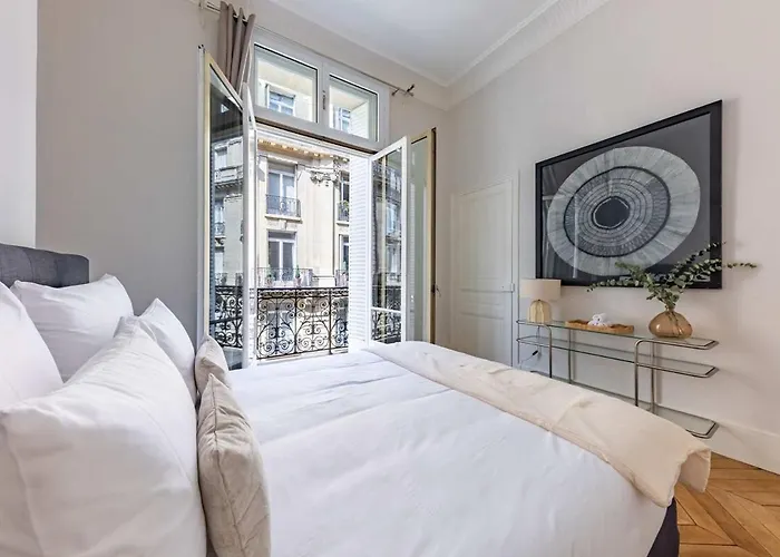 Exceptional Eiffel Tower Gem 4bed 8p In Trocadero